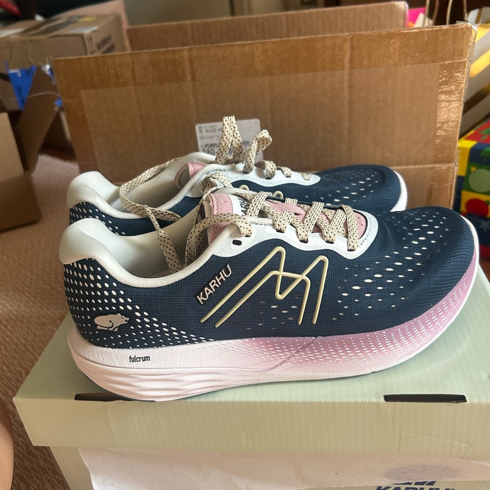 Karhu Ikoni 2.0 women’s size 9.5